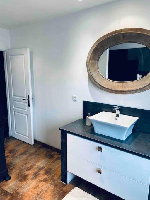 Maison Climatisee Avec Stationnement Et Wifi Bram Екстериор снимка